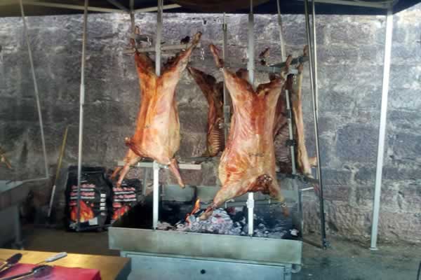 Asador argentino a la cruz