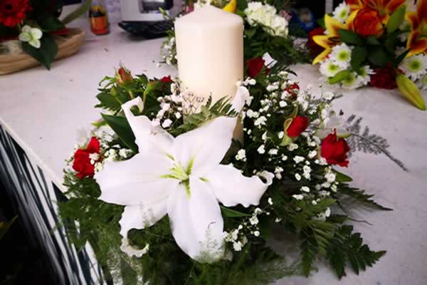 Centro de flores con Rosas, Lilium y Velon
