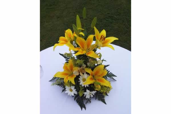 Centro de flores alto con Lilium y Margaritas