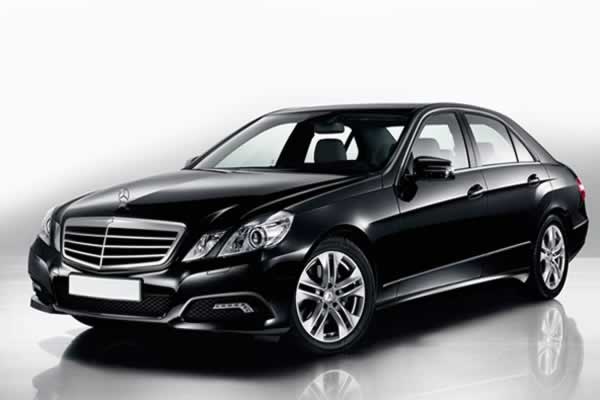 Alquiler de coche Mercedes Benz-E para servicio de boda