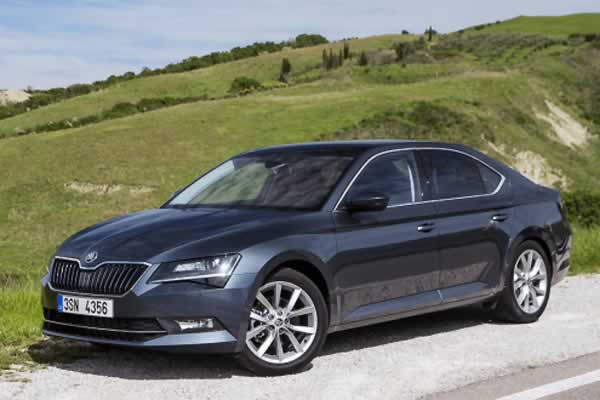 Alquiler de coche Skoda Superb para servicio de boda